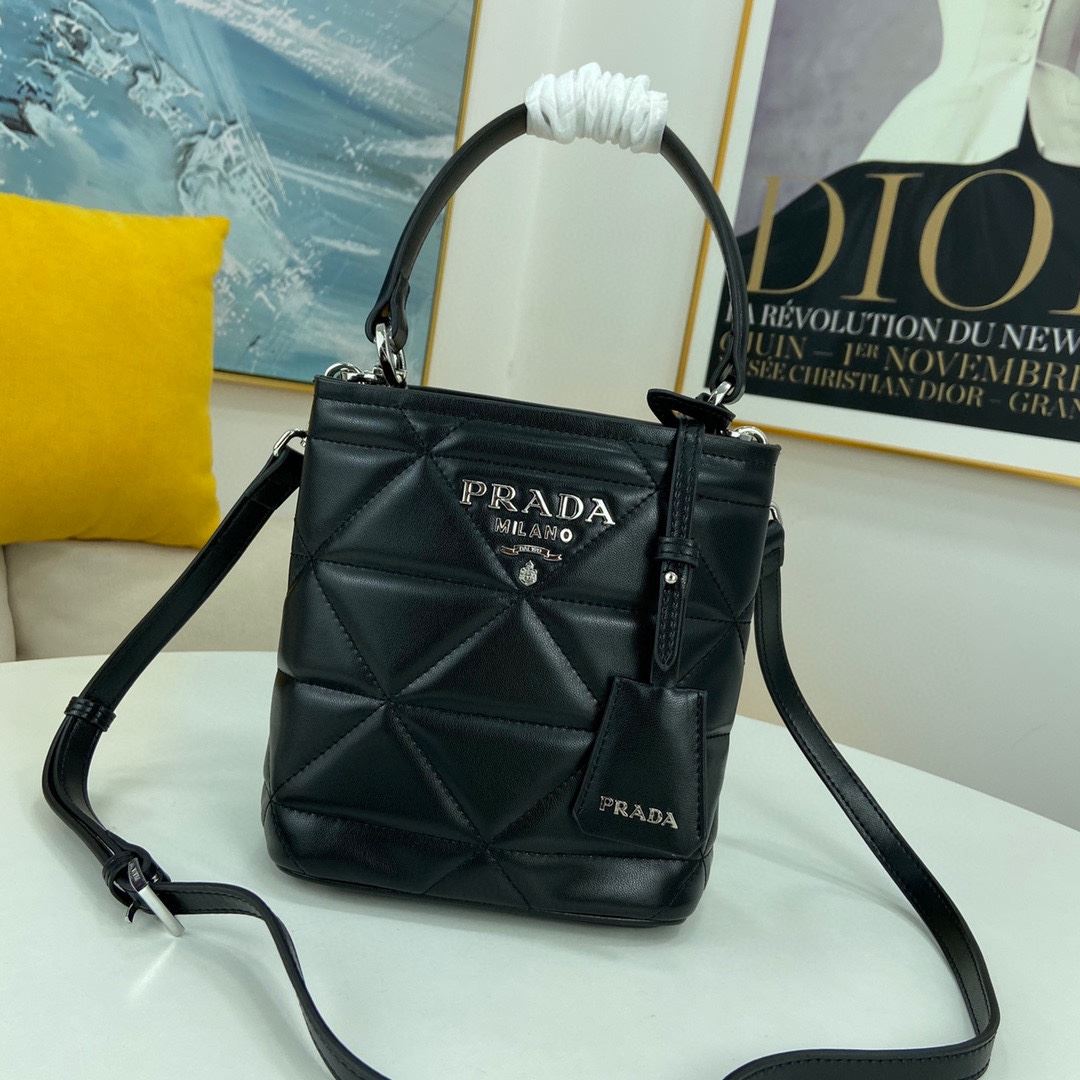 Pra*a shopping bags